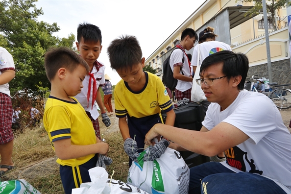 Hàng[-]trăm[-]người[-]xắn[-]tay[-]áo[-]làm[-]sạch[-]đảo[-]Thạnh[-]An